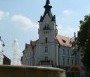 A városháza épülete előtérben a Kossuth tér szökőkútjával
