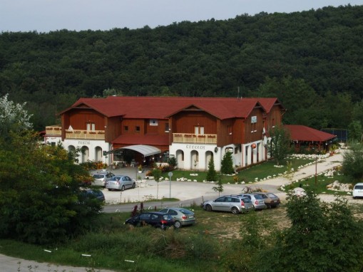   - Pollushof Panzió és Étterem Csolnok